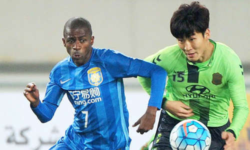 Ramires (áo xanh) trở lại châu Âu chỉ hai năm sau khi sang Trung Quốc chơi bóng